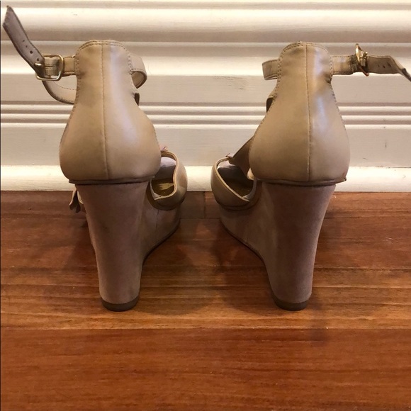 Wedge sandal with flower appliqué - Picture 3 of 5